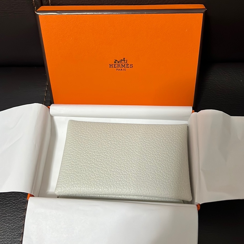 Authentic brand new Hermes calvi card holder in chèvre mysore skin and craie